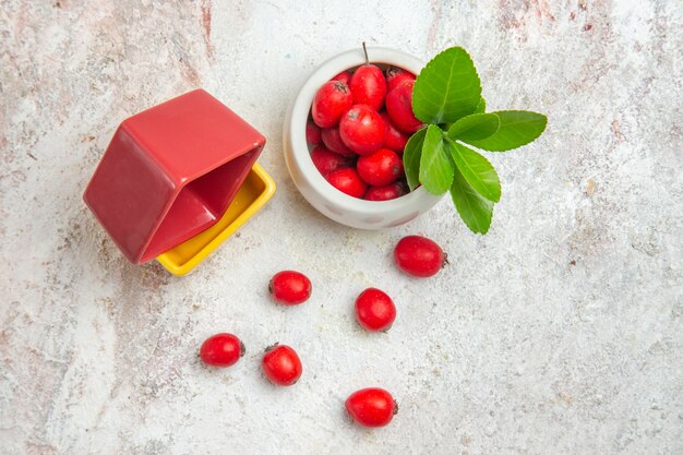 Draufsicht rote Früchte auf weißen Tischbeeren roten Früchten