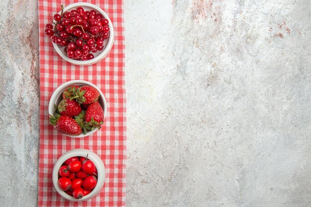 Draufsicht rote Früchte mit Beeren auf weißen Schreibtisch frischen Obstbeeren