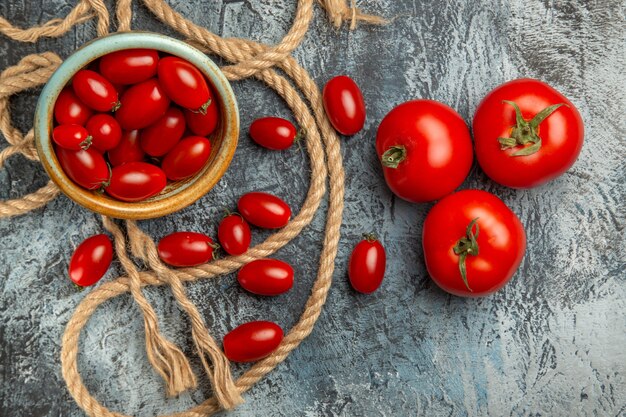 Draufsicht rote Kirschtomaten mit Seilen