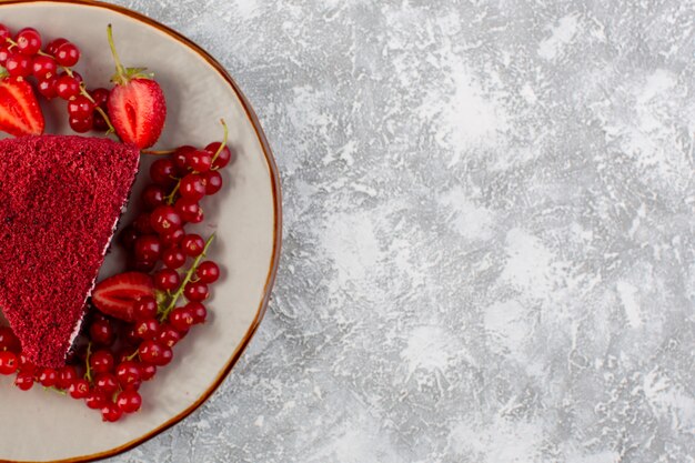 Draufsicht rote Kuchenscheibe Obstkuchenstück innerhalb Platte mit frischen Preiselbeeren auf dem grauen Schreibtischkuchen süßer Kekstee