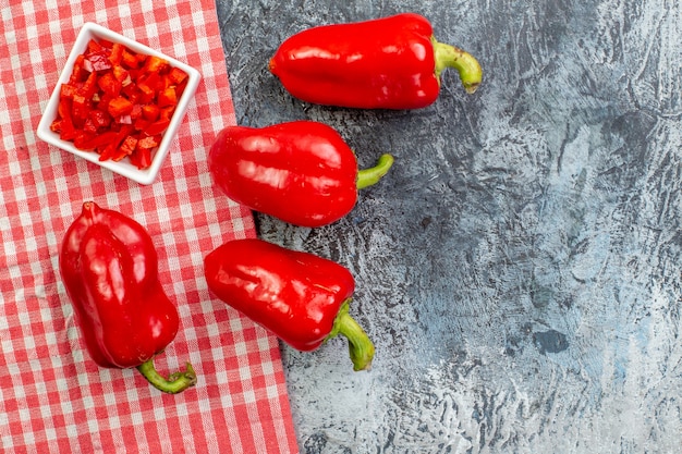 Draufsicht rote Paprika auf hellgrauem Tisch