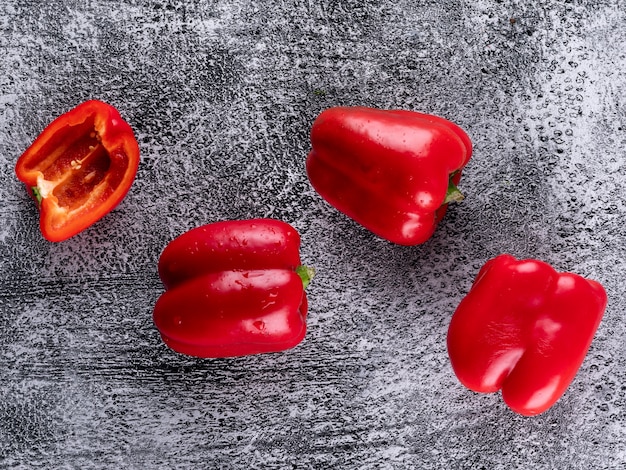 Draufsicht rote Paprika Pfeffer auf grauem Stein horizontal