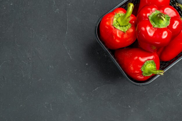 Draufsicht rote Paprika würziges Gemüse auf dunklem Hintergrund ...