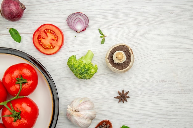 Draufsicht rote Tomaten Knoblauch Pilz Anis Brokkoli Kopie Raum