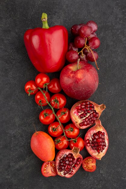 Draufsicht rotes Obst- und Gemüsearrangement