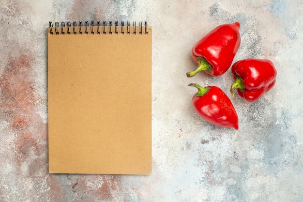 Draufsicht rotes Paprika-Notizbuch auf nacktem Oberflächenfreiraum