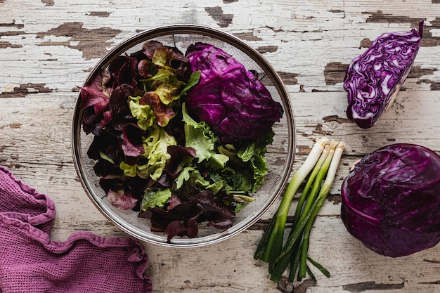 Kostenloses Foto draufsicht rotkohl und frühlingszwiebel