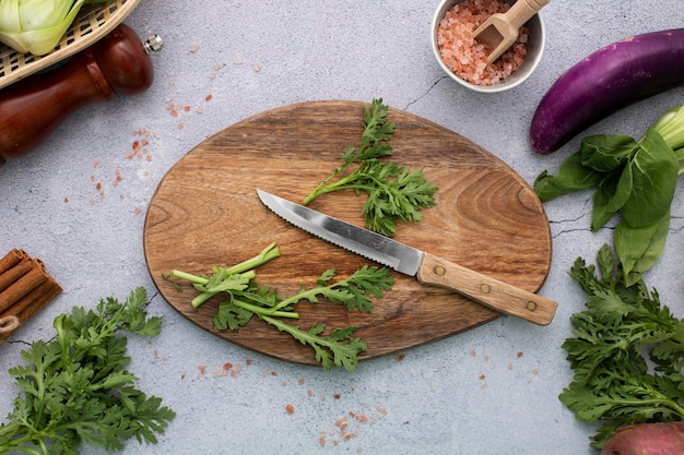 Draufsicht Rucola auf Schneidebrett