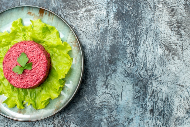 Draufsicht Rübensalatsalat auf Platte auf grauem Tischkopierplatz