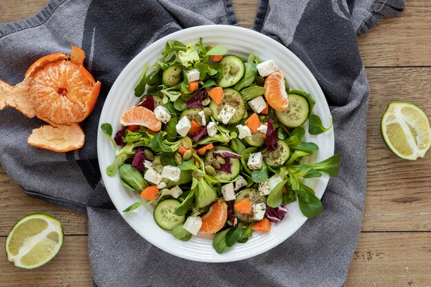Draufsicht Salat von Obst und Gemüse