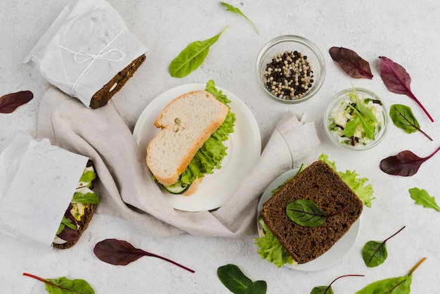 Draufsicht Sandwiches auf Teller