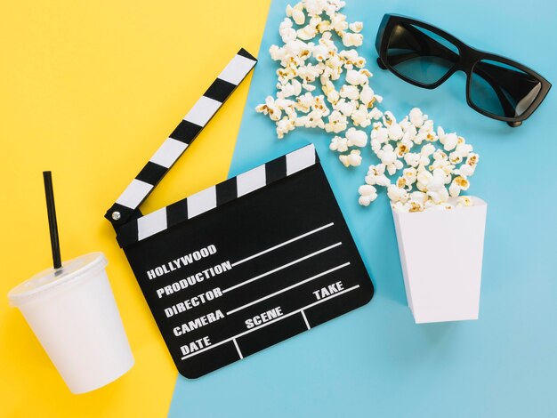 Draufsicht Schindel mit Popcorn auf dem Tisch