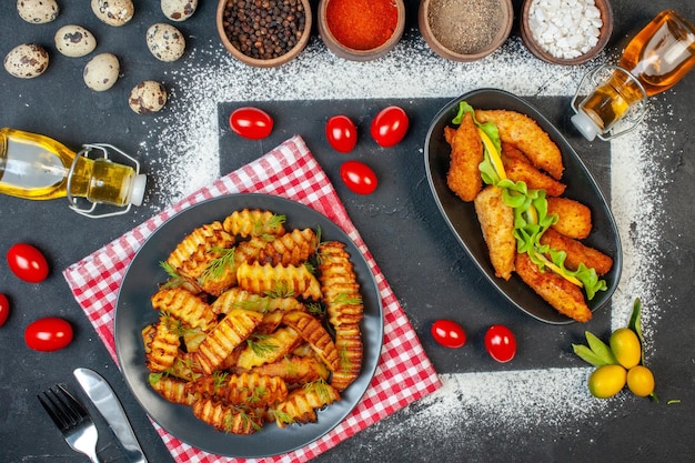 Draufsicht schmackhafte Bratkartoffeln mit Gewürzen und roten Tomaten auf dunklem Hintergrund Mahlzeit Gericht Foto Kochen Lebensmittel Fleisch Huhn