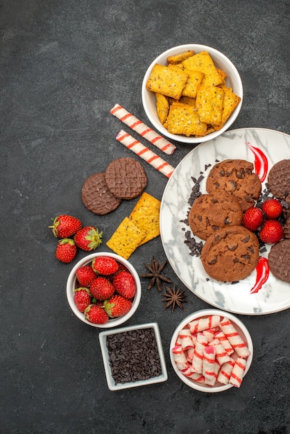 Draufsicht Schoko-Kekse mit Süßigkeiten und Früchten