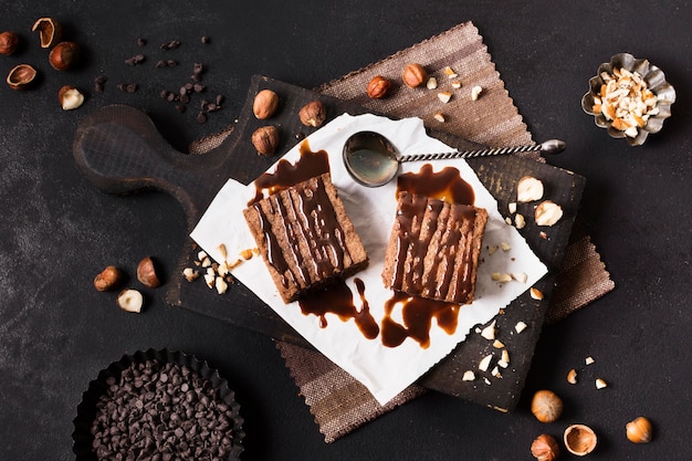 Draufsicht Schokoladendessert auf dem Tisch