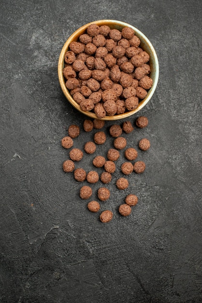 Kostenloses Foto draufsicht schokoladenflocken auf dunkler oberfläche milchmahlzeit frühstückskakao