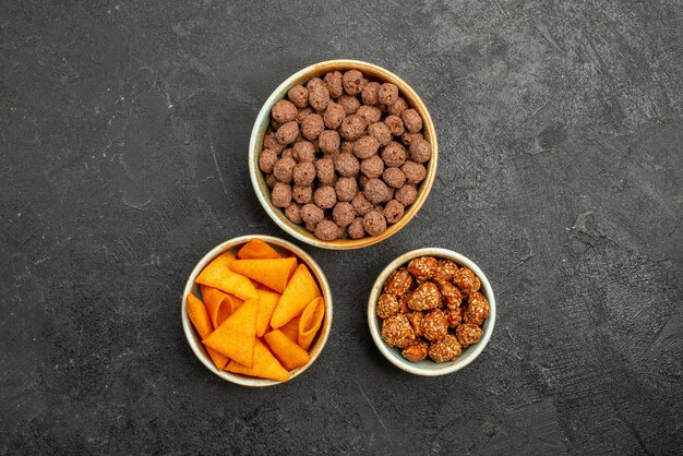 Draufsicht Schokoladenflocken mit Chips auf dunkelgrauer Hintergrundfarbe Snack Nuss