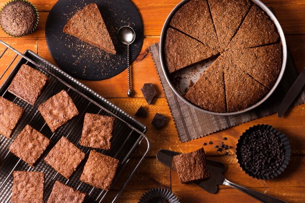 Draufsicht Schokoladenkuchen bereit, serviert zu werden