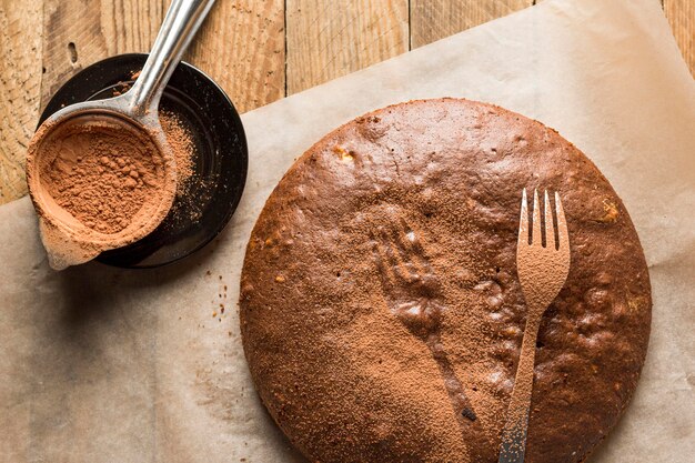 Draufsicht Schokoladenkuchen mit Kakaopulver