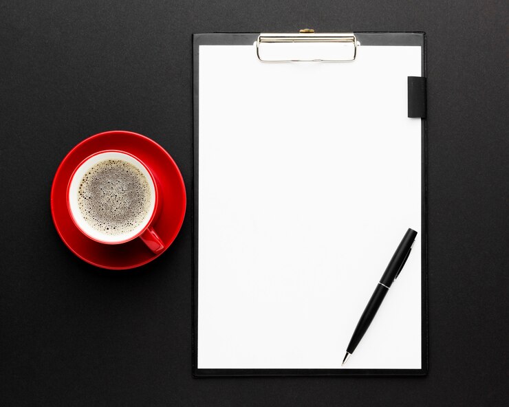 Kostenlose Foto draufsicht schreibtischkonzept mit kaffee