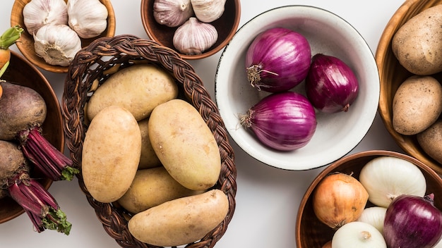 Kostenloses Foto draufsicht schüssel mit gemüse