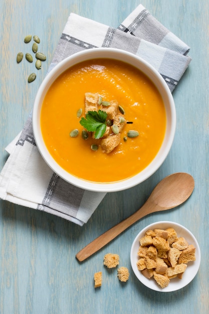 Kostenloses Foto draufsicht schüssel mit sahnesuppe