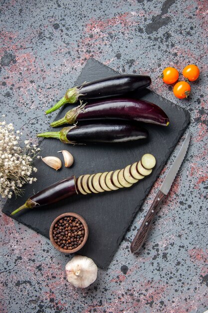 Draufsicht schwarze Auberginen auf Schneidebrett blaue Oberfläche Essen Abendessen Mittagessen Mahlzeit Baum wachsen reife junge Farbe