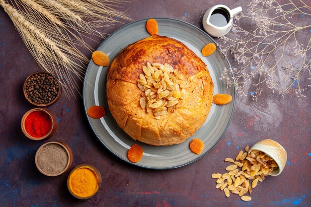 Draufsicht shakh plov köstliche östliche Mahlzeit besteht aus gekochtem Reis in rundem Teig auf dunklem Boden Lebensmittelküche Mahlzeit Reis Teig