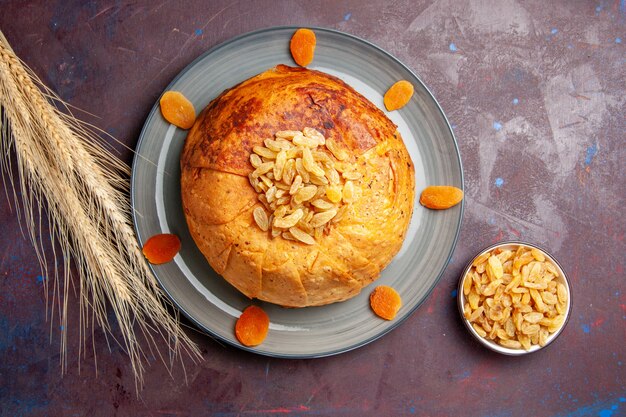 Draufsicht shakh plov köstliche östliche Mahlzeit besteht aus gekochtem Reis innerhalb des runden Teigs auf dunklem Hintergrund Reis, der Lebensmittelküche Mahlzeit kocht