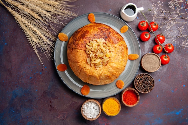 Kostenloses Foto draufsicht shakh plov köstliche östliche mahlzeit besteht aus gekochtem reis innerhalb des runden teigs auf dunklem hintergrundlebensmittelküchenmahlzeit-reisteig