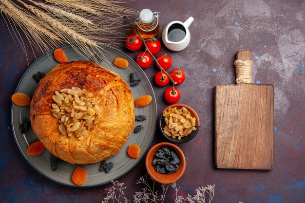 Draufsicht shakh plov östliche Mahlzeit besteht aus gekochtem Reis innerhalb des runden Teigs auf dunkelviolettem Hintergrundküchenmahlzeitnahrungsmittel-Teigreis