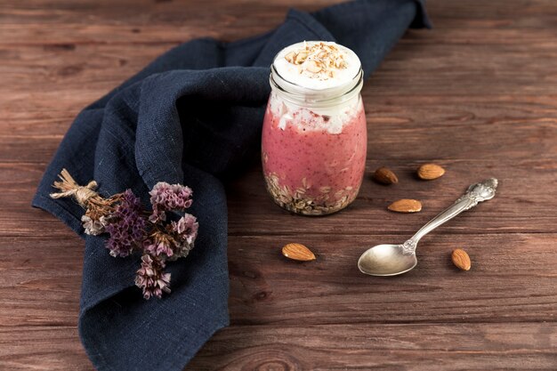 Draufsicht Smoothie auf Holztisch