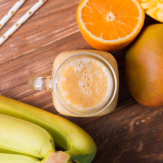 Draufsicht Smoothie Glas mit Bananen und Orange