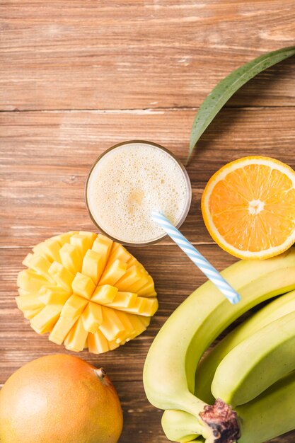 Draufsicht Smoothie mit Bananen und Orangen