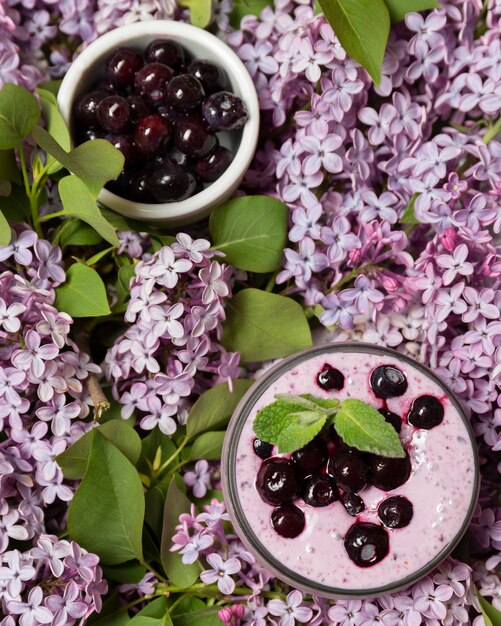 Kostenloses Foto draufsicht smoothie mit kirschen und hyazinthe