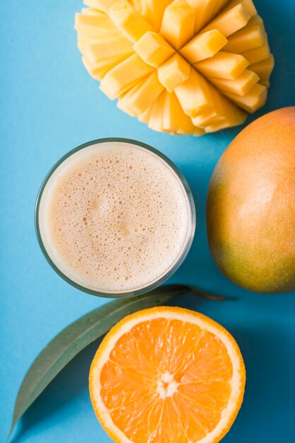 Draufsicht Smoothie mit Mango und Orange