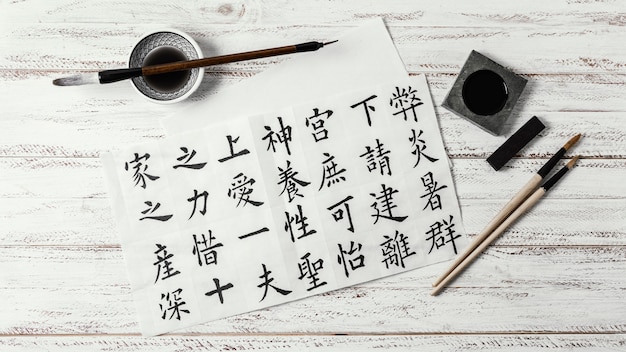 Kostenloses Foto draufsicht-sortiment der chinesischen symbole, die mit tinte geschrieben werden