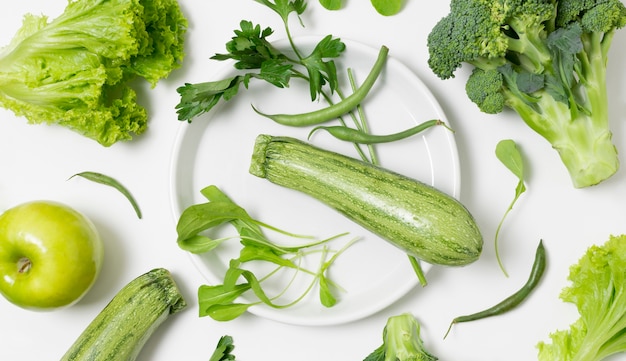 Draufsicht Sortiment von Gemüse auf dem Tisch