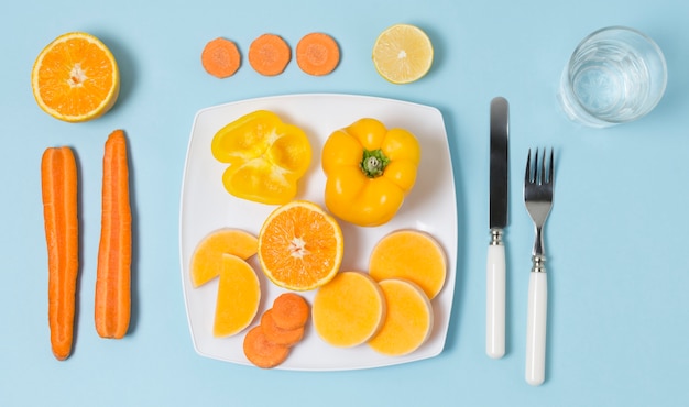 Kostenloses Foto draufsicht sortiment von gemüse und obst