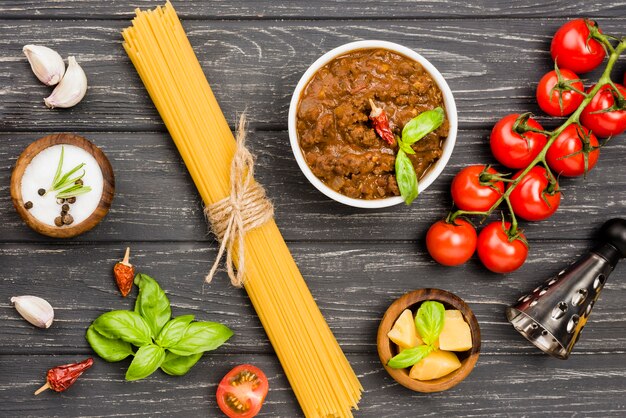 Draufsicht spaghetii bolognese Zutaten