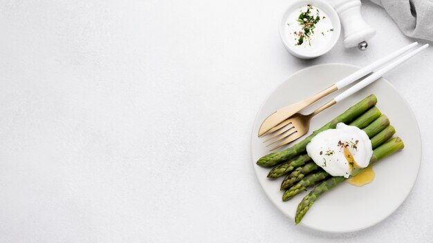 Draufsicht Spiegelei mit Spargel