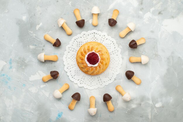 Draufsicht-Stabkekse weich mit verschiedenen Schokoladenumhängen, die mit Kuchen auf dem grauen hellen Oberflächenkuchenplätzchenplätzchen ausgekleidet werden