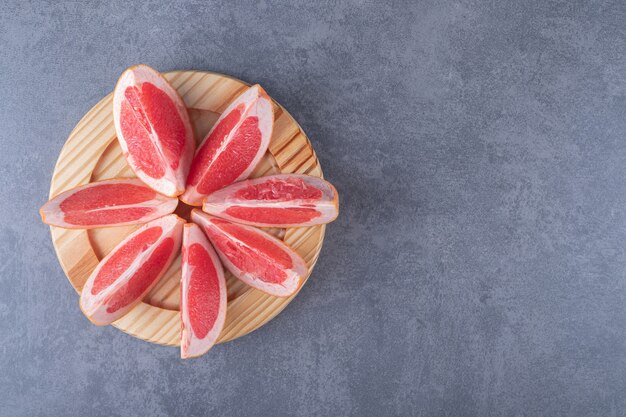 Draufsicht. Stapel frischer Bio-Grapefruitscheiben.