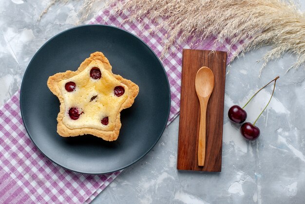 Draufsicht sternförmiger Kuchen mit Kirschen innerhalb Platte auf dem hellen Tisch Obst backen Kuchen Keks süß