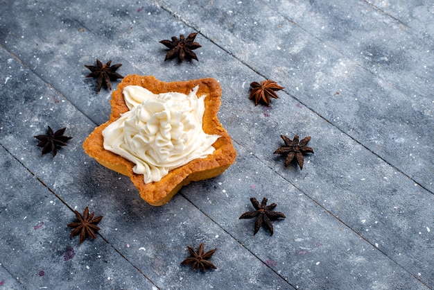 Kostenloses Foto draufsicht sternförmiger kuchen mit sahne auf dem hellen hintergrundkuchen-keks süße backcreme