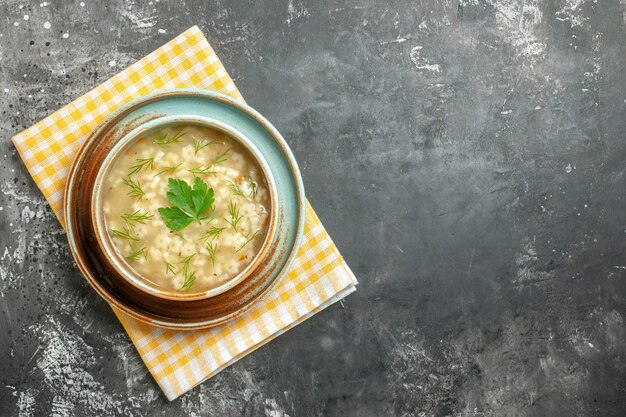 Draufsicht Sternsuppe in Schüssel auf dunklem Hintergrund