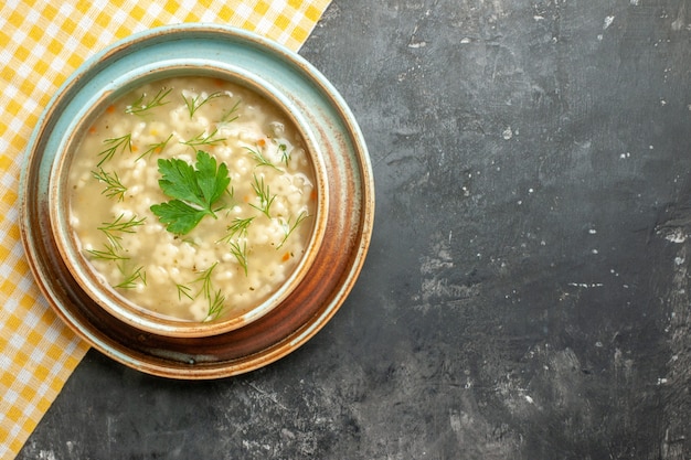 Draufsicht Sternsuppe in Schüssel auf dunklem Hintergrund