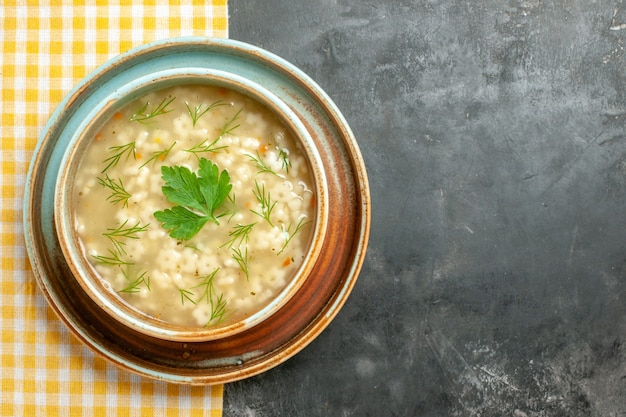 Draufsicht Sternsuppe in Schüssel auf dunklem Hintergrund