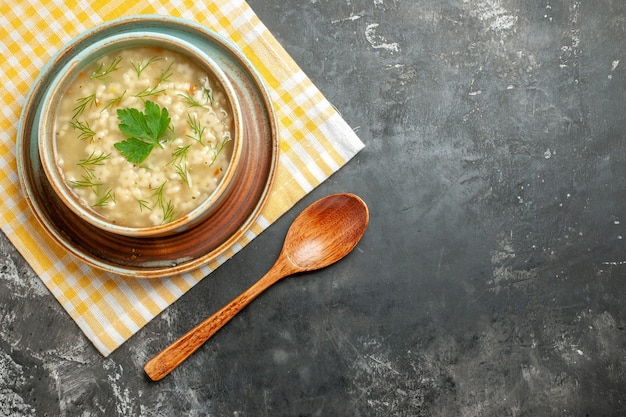 Draufsicht Sternsuppe in Schüssel auf dunklem Hintergrund