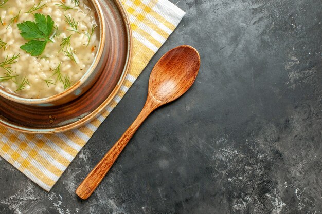 Draufsicht Sternsuppe in Schüssel auf dunklem Hintergrund